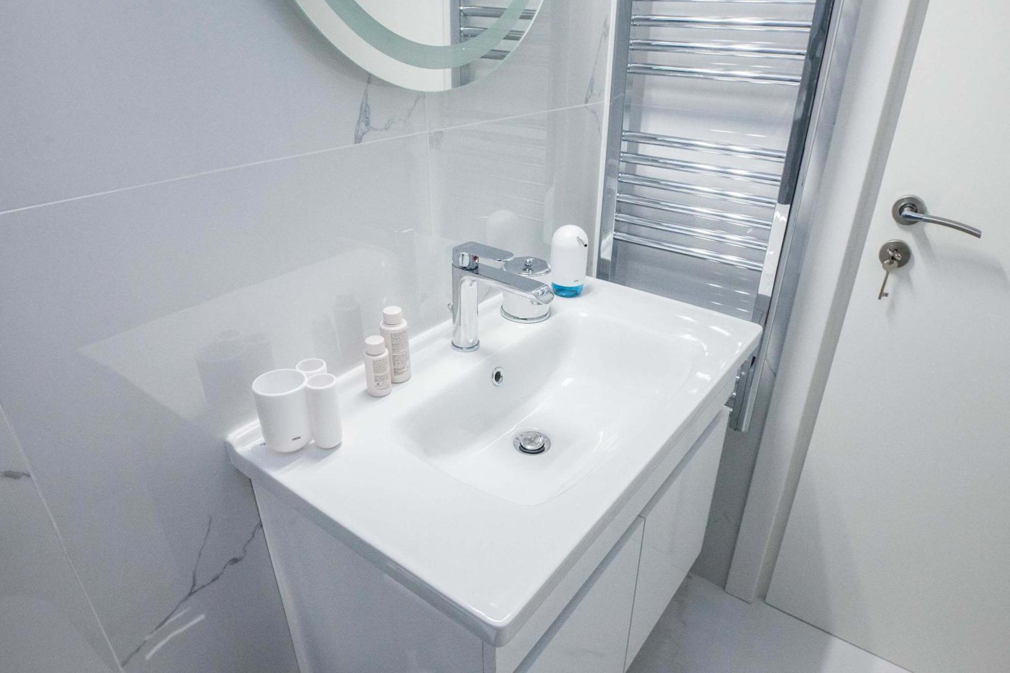 Central 2 Bd Apt With Balcony By Monastiraki アテネ エクステリア 写真