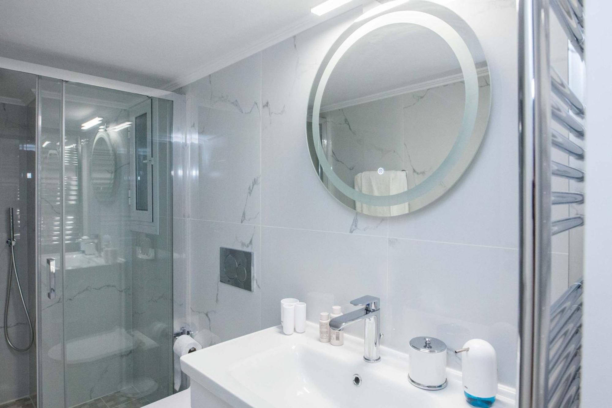 Central 2 Bd Apt With Balcony By Monastiraki アテネ エクステリア 写真