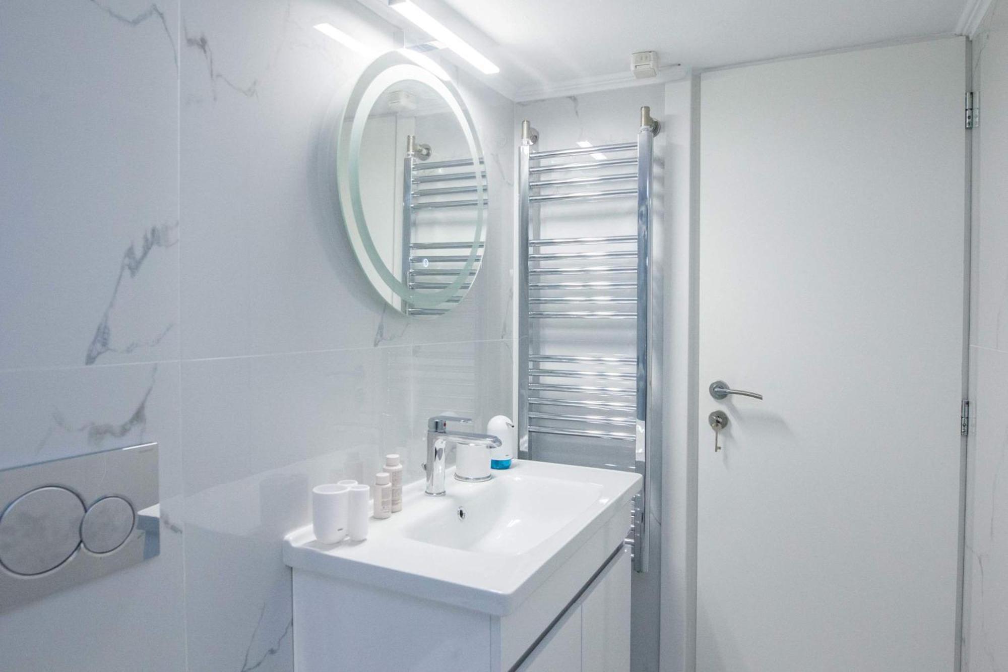 Central 2 Bd Apt With Balcony By Monastiraki アテネ エクステリア 写真